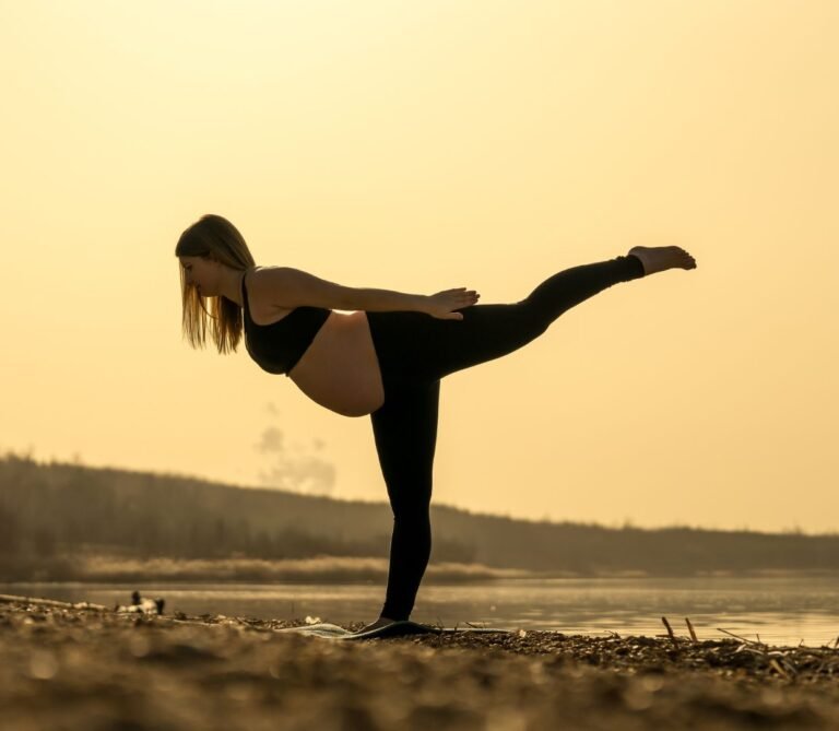 mujer embarazada yoga