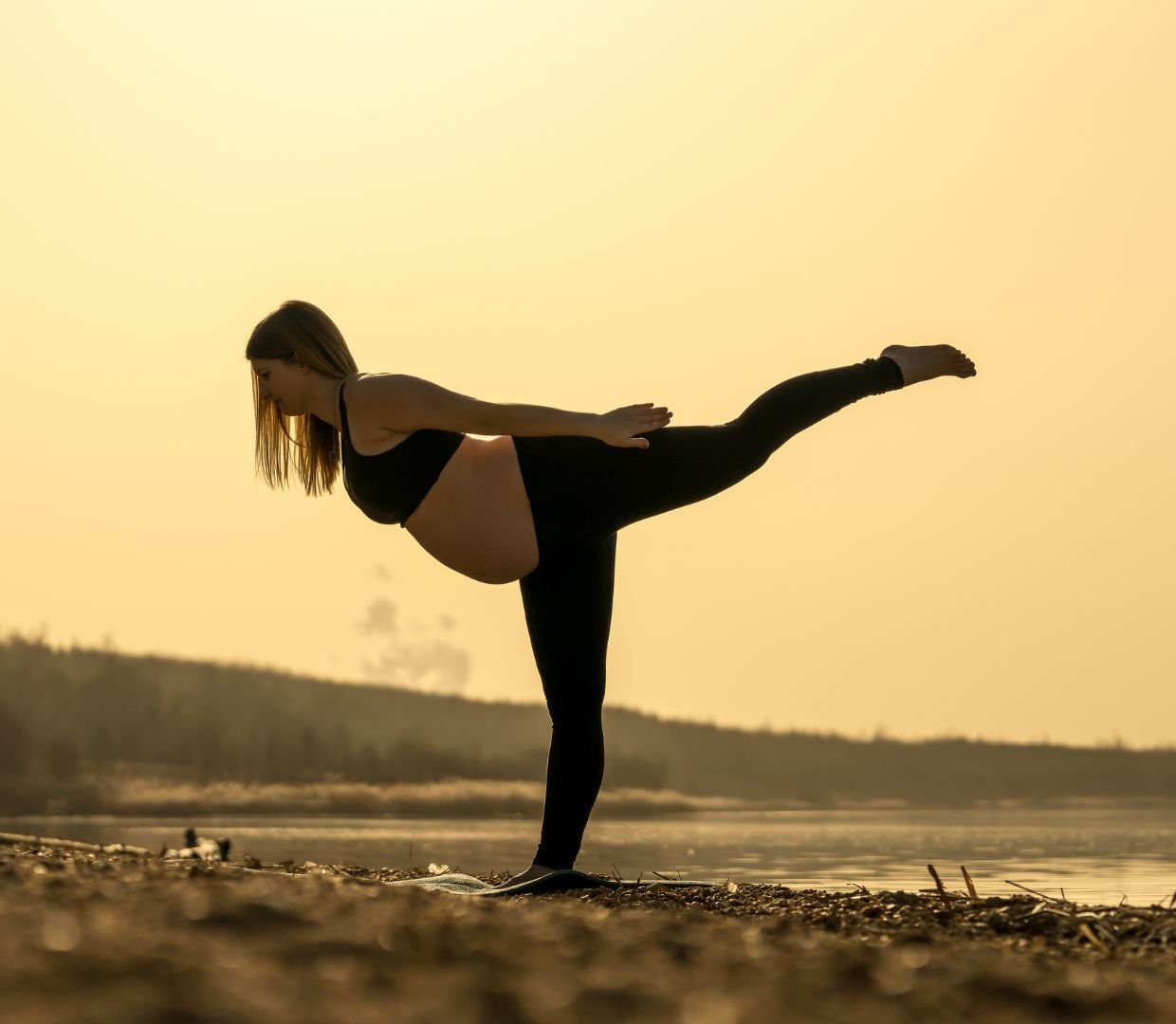 mujer embarazada yoga